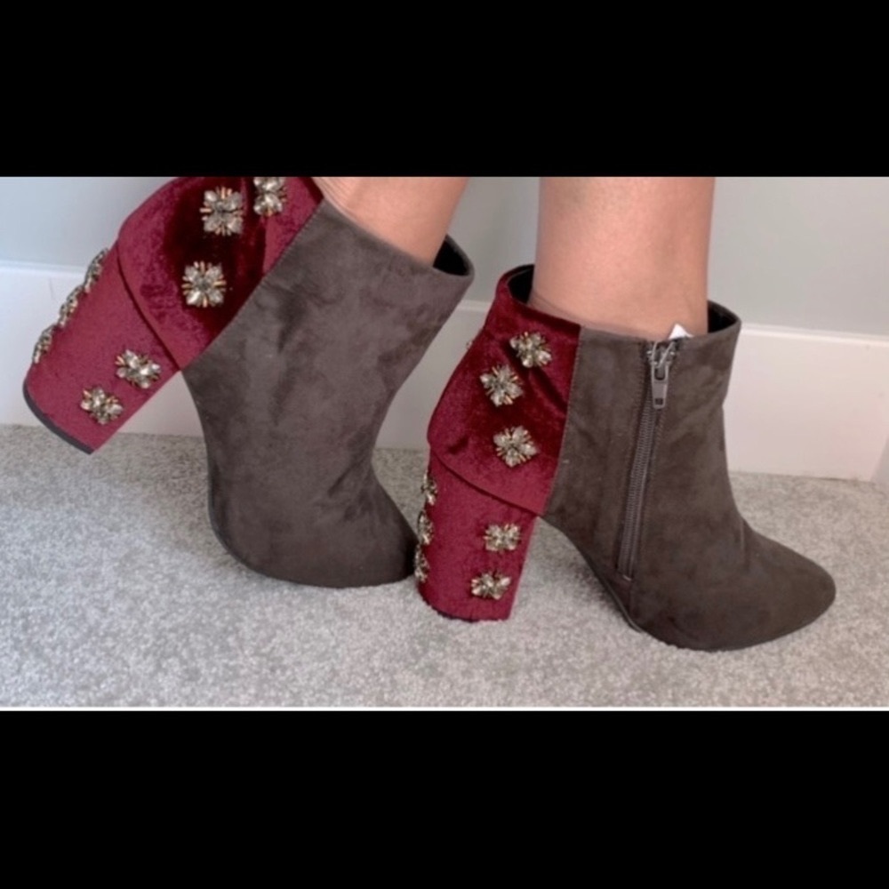 NWT gemstone embellished booties. Sz.9 - Picture 4 of 8